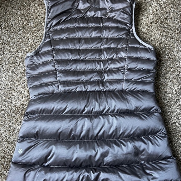Lululemon Brave the Cold Vest Dark Chrome - Picture 4 of 4